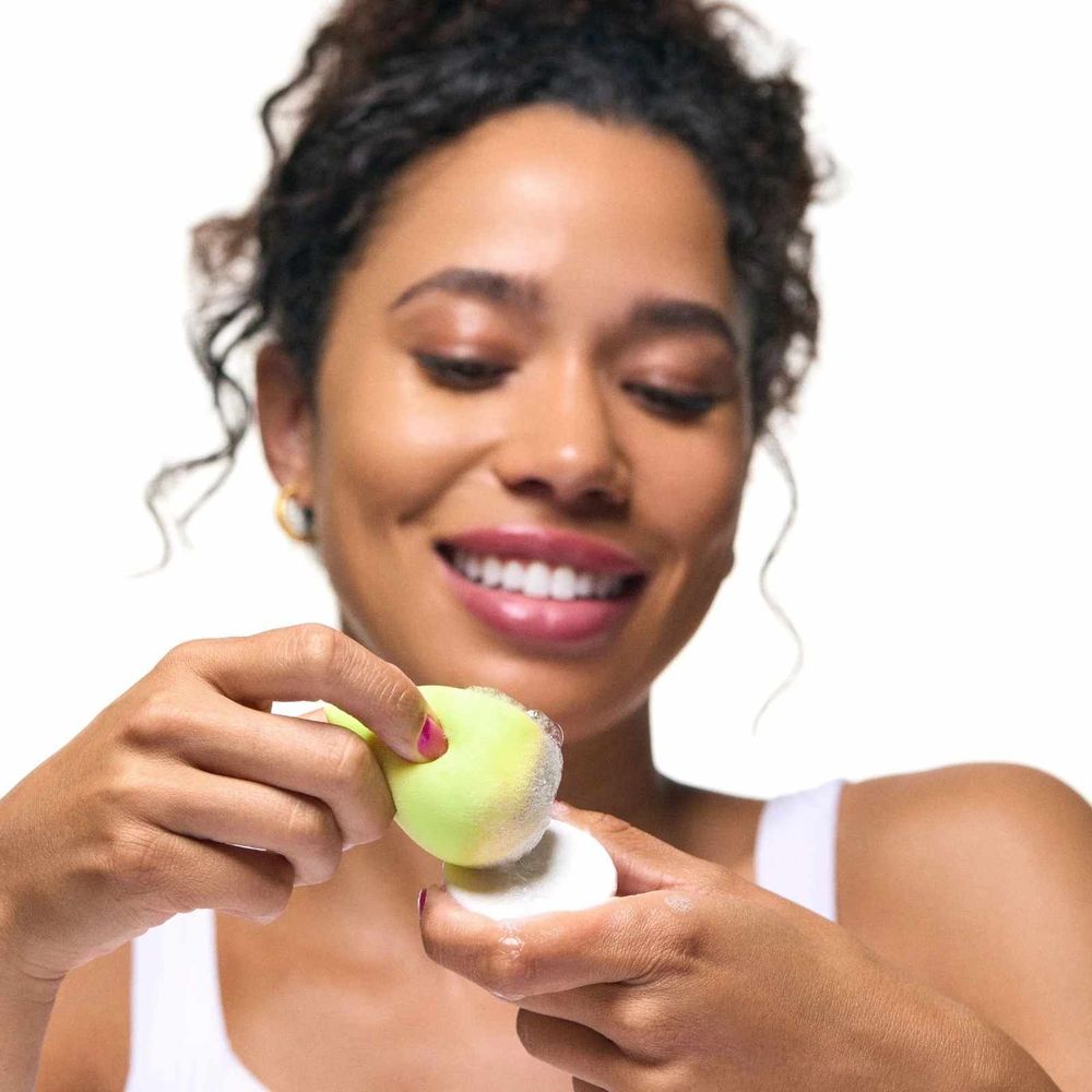 年末派對精緻妝容必備！Beautyblender節慶限定「大蛋、小蛋、吸油粉撲」一次擁有，閨蜜交換禮物保證送進心坎裡！-7