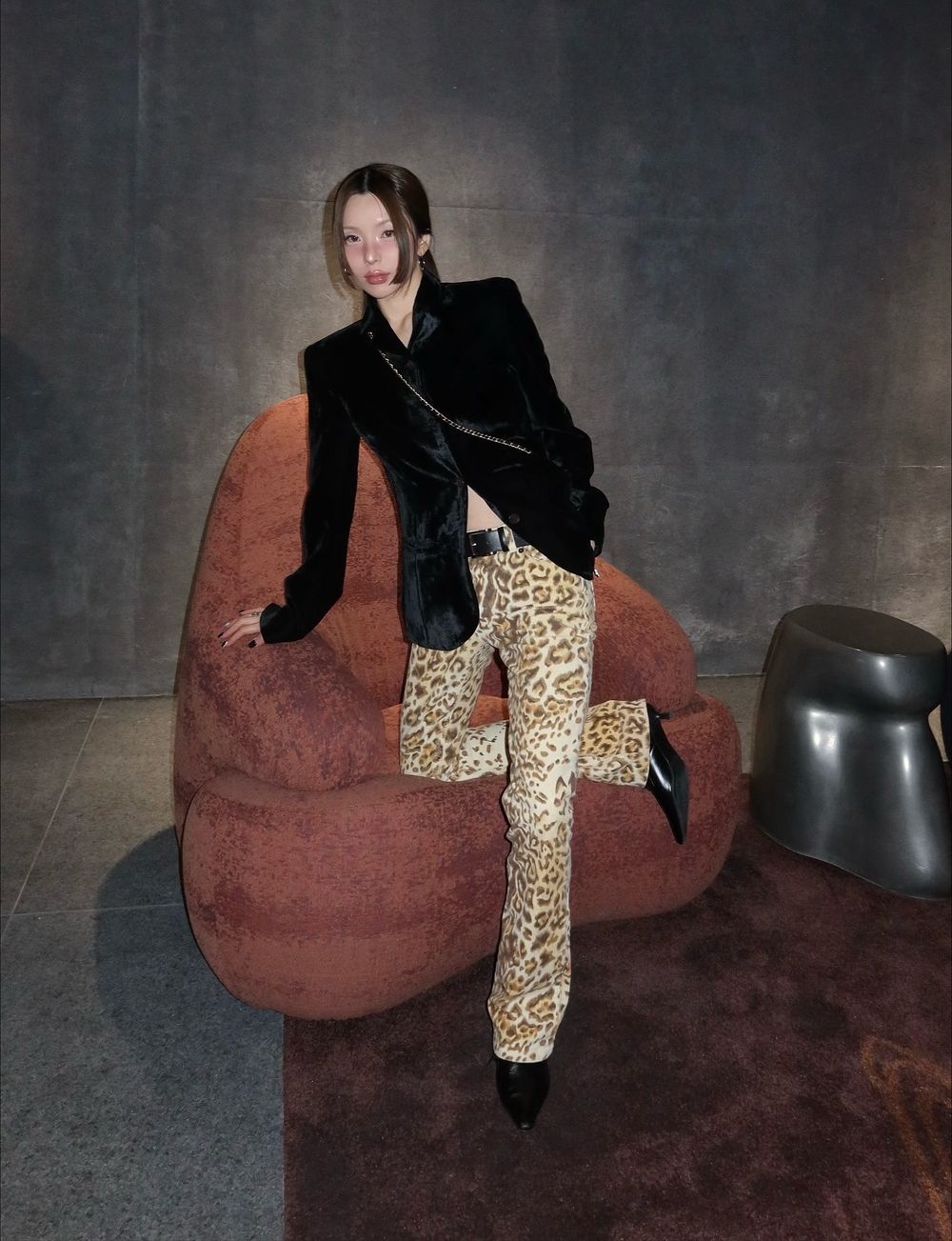 準備迎接2026！五個跨年派對穿搭Dress Code靈感！亮片、洋裝「這樣穿」上鏡又不會太浮誇！-15