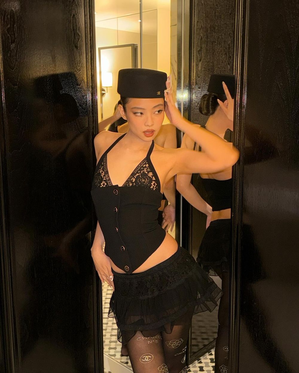 準備迎接2026！五個跨年派對穿搭Dress Code靈感！亮片、洋裝「這樣穿」上鏡又不會太浮誇！-20