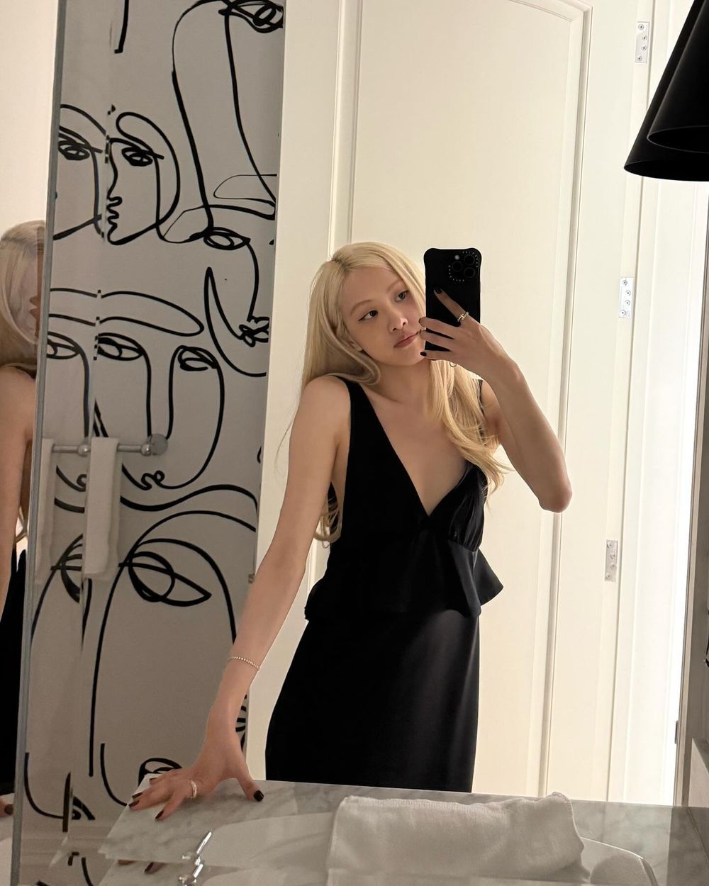 準備迎接2026！五個跨年派對穿搭Dress Code靈感！亮片、洋裝「這樣穿」上鏡又不會太浮誇！-22