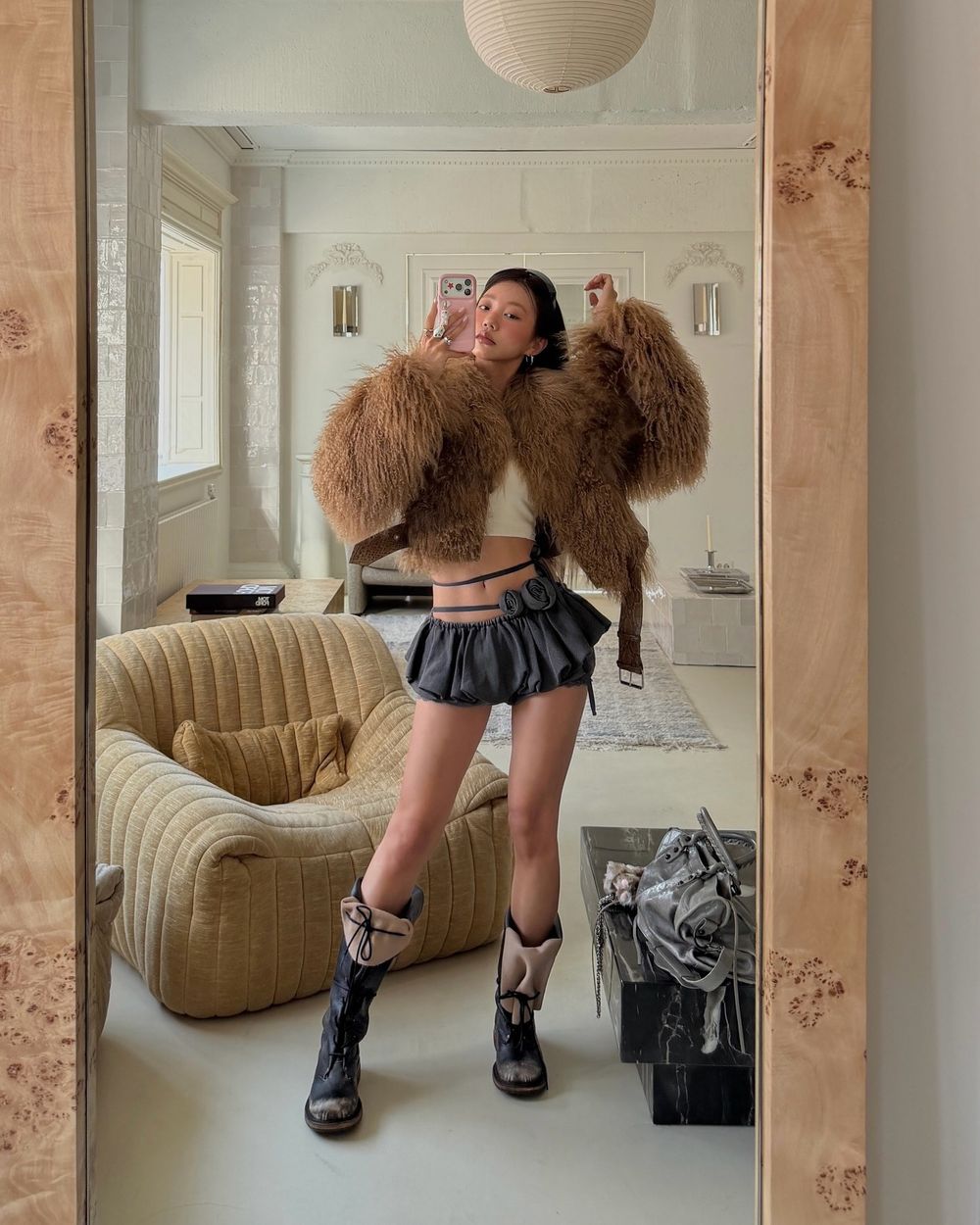 準備迎接2026！五個跨年派對穿搭Dress Code靈感！亮片、洋裝「這樣穿」上鏡又不會太浮誇！-24