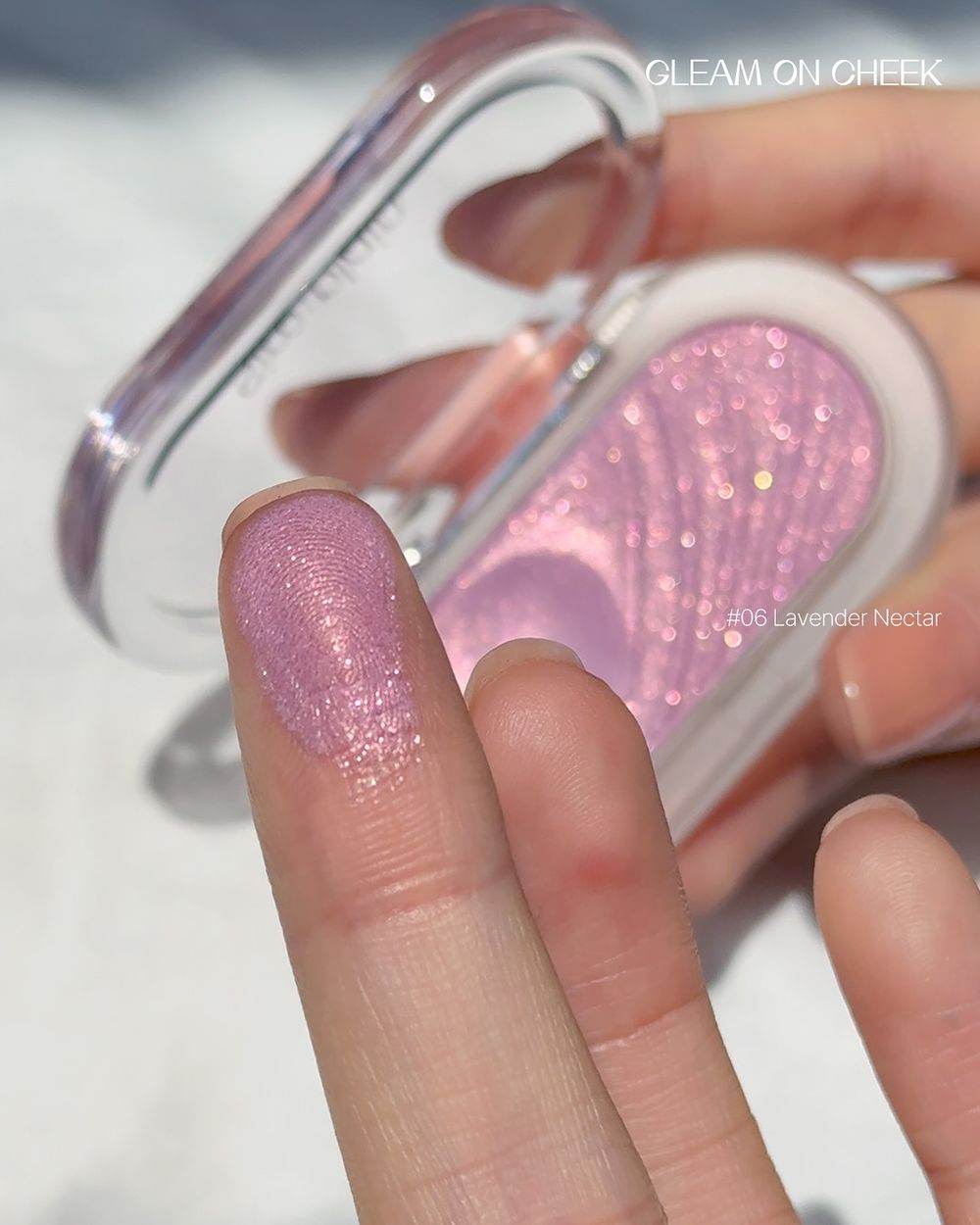 上市秒熱賣缺貨！韓女人手一顆「閃鑽腮紅霜」裸淡米杏灑滿粉色珠光，打亮＋頰彩一顆搞定，人氣化妝師激推、怎麼畫都美成仙！-3