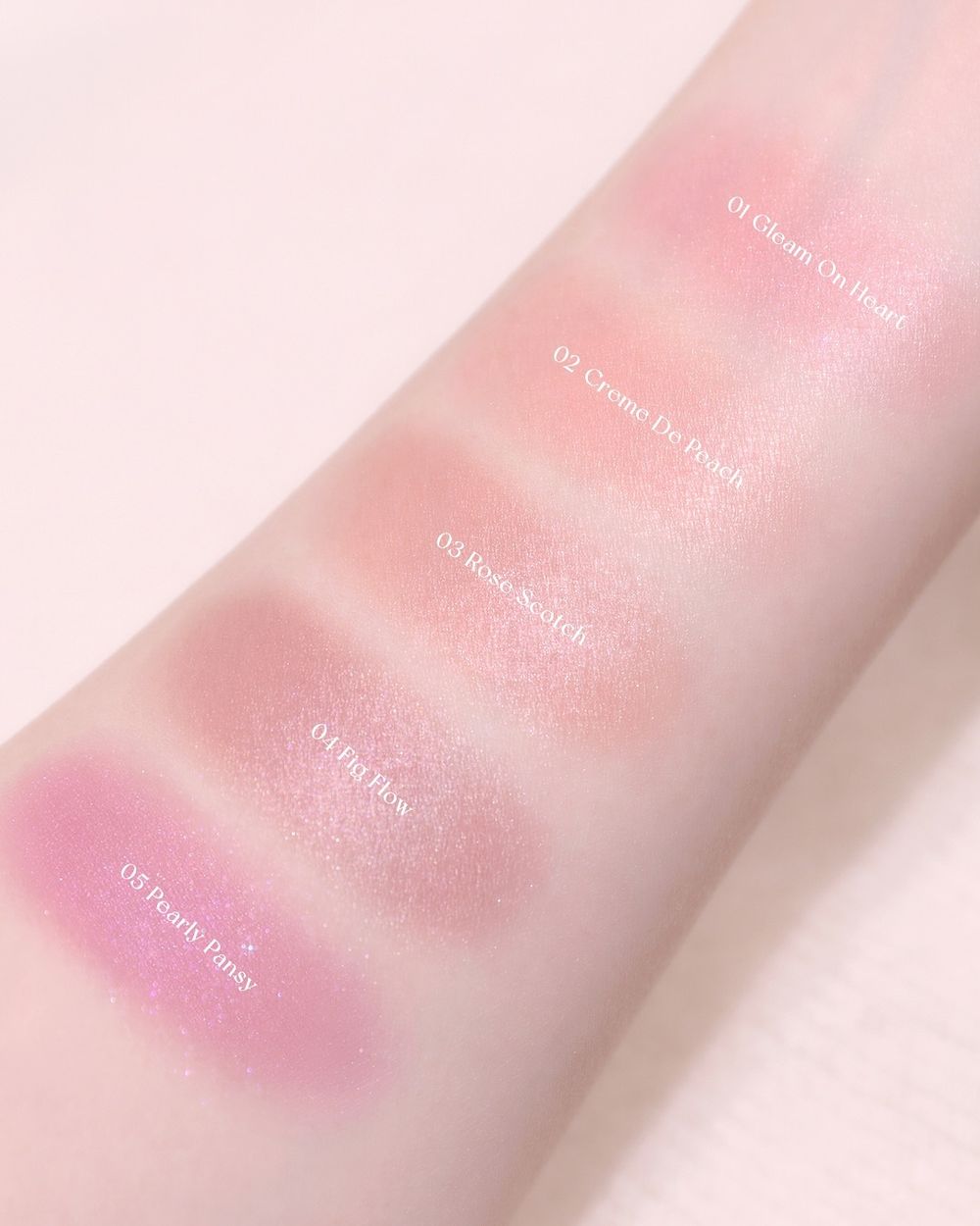 上市秒熱賣缺貨！韓女人手一顆「閃鑽腮紅霜」裸淡米杏灑滿粉色珠光，打亮＋頰彩一顆搞定，人氣化妝師激推、怎麼畫都美成仙！-9