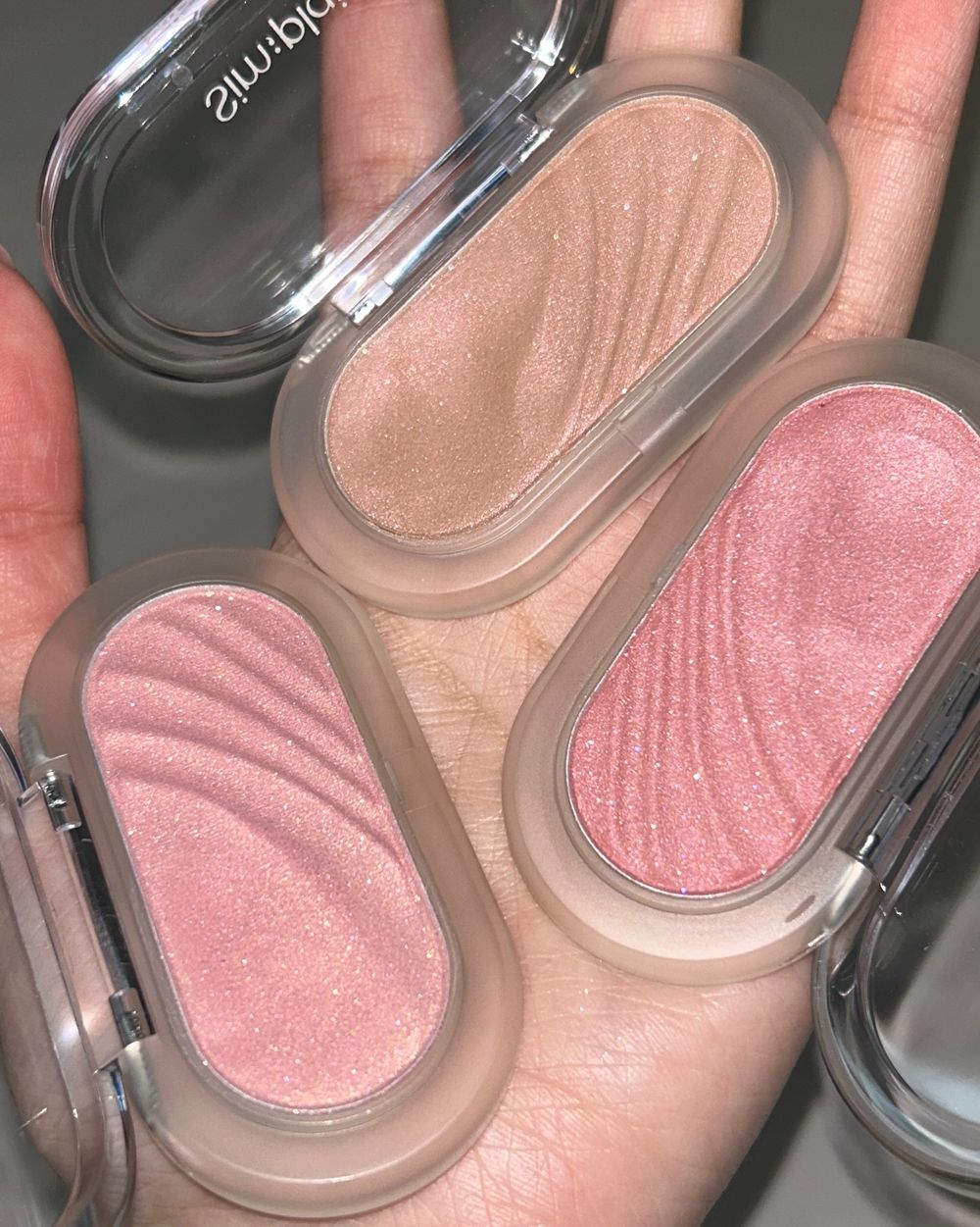 上市秒熱賣缺貨！韓女人手一顆「閃鑽腮紅霜」裸淡米杏灑滿粉色珠光，打亮＋頰彩一顆搞定，人氣化妝師激推、怎麼畫都美成仙！-16