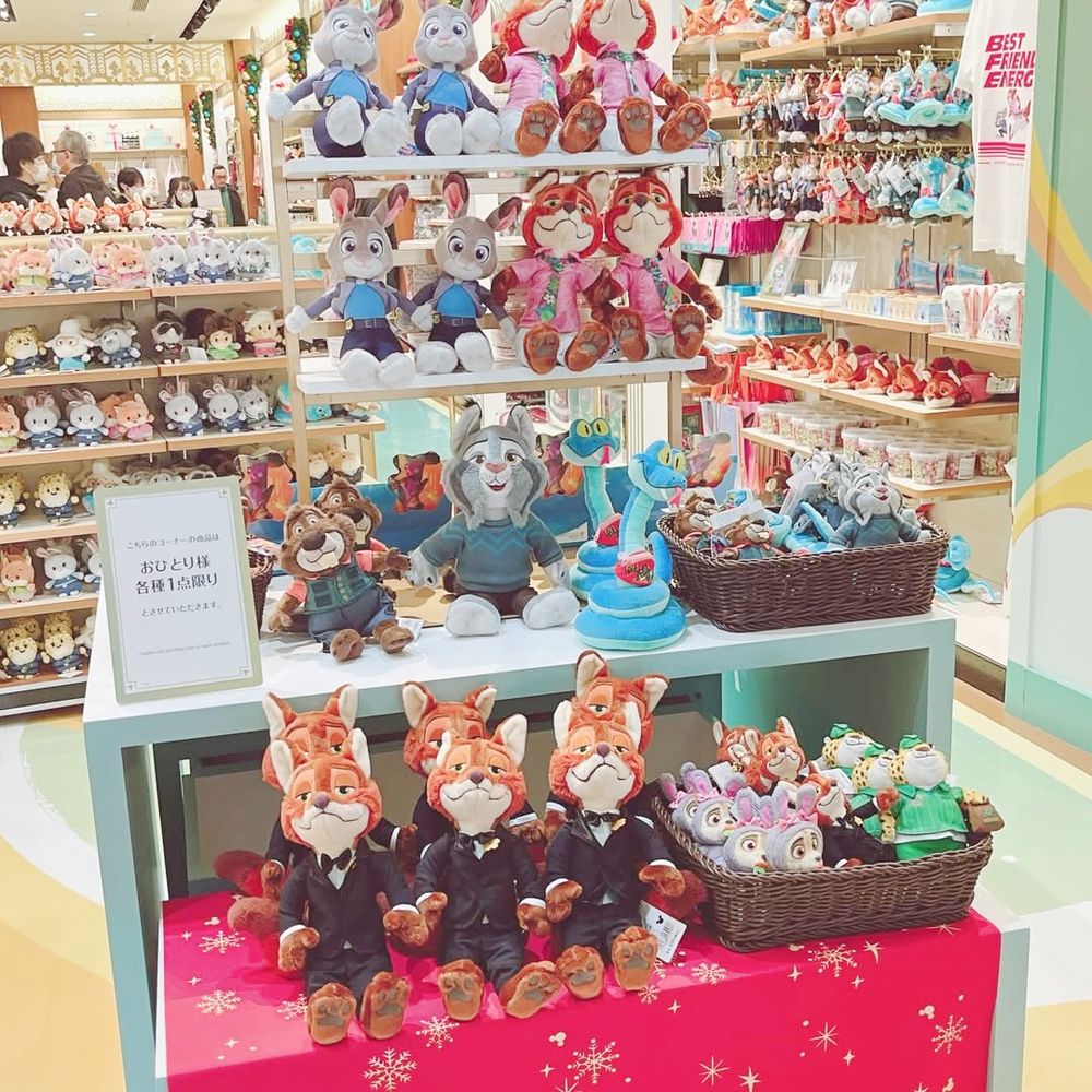 日本迪士尼《動物方城市2》周邊太欠買！超可愛「西裝尼克鑰匙圈、豆豆眼蓋瑞手指玩偶」日妞都狂搶！-8