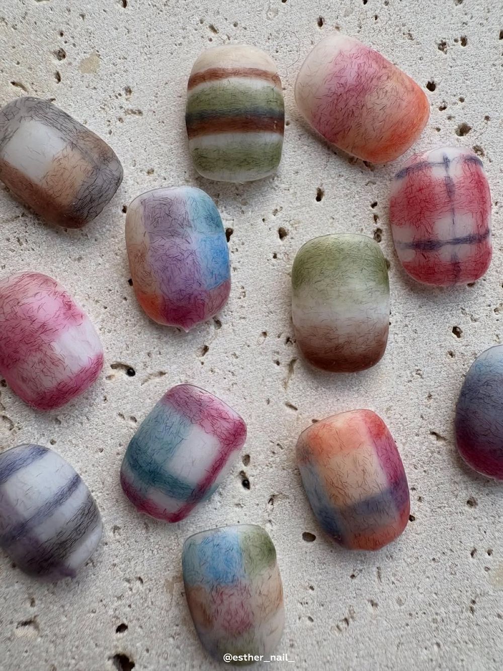 2025冬季毛衣風美甲目錄！韓國女生瘋傳12款「治癒系毛呢指彩」柔霧又顯白，試過一次就回不去！-5