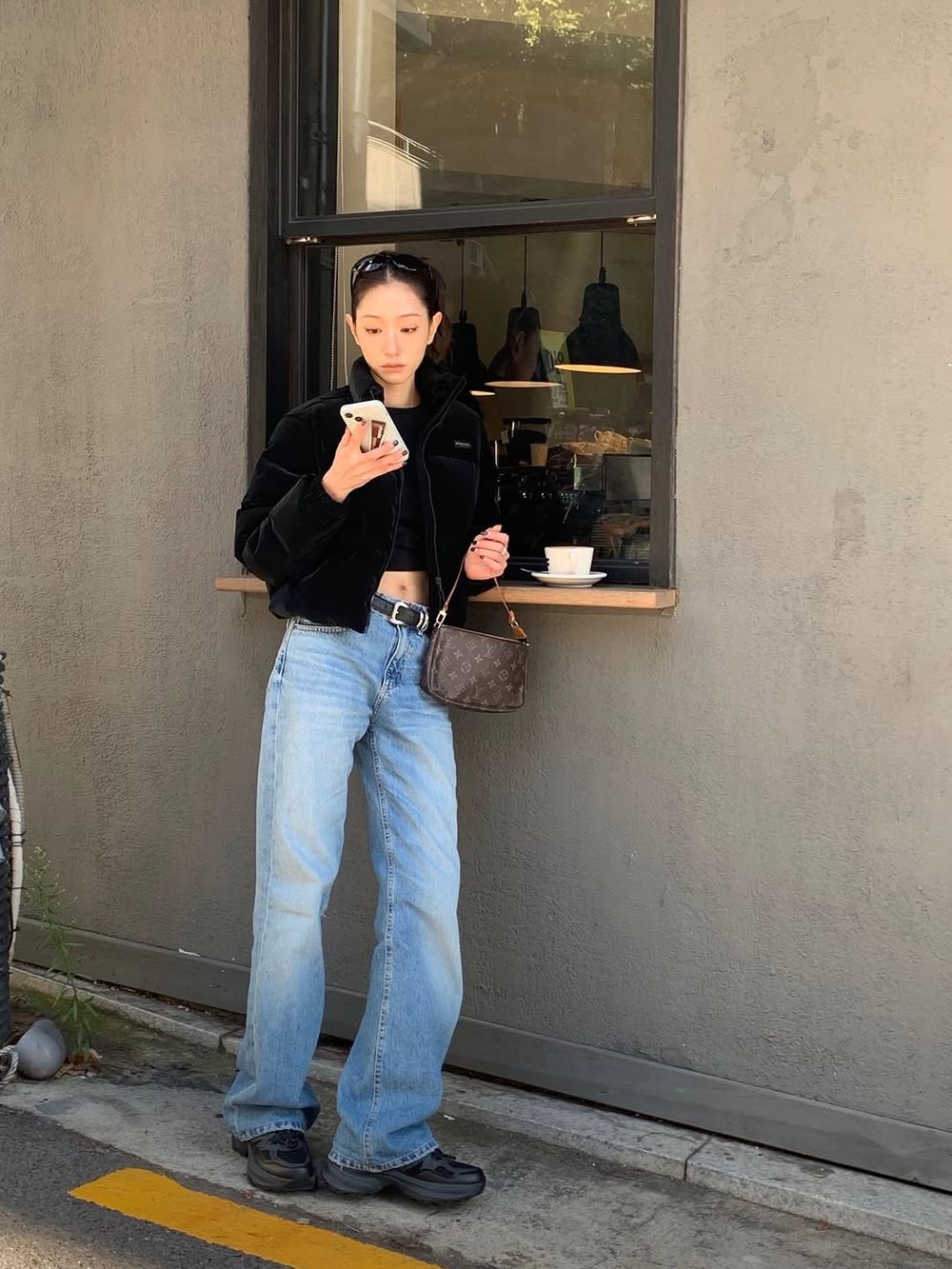 韓女冬天羽絨外套穿搭「不顯腫」秘訣藏在這！漆面款是今年關鍵字、上短下長比例直接瘦一圈！-12