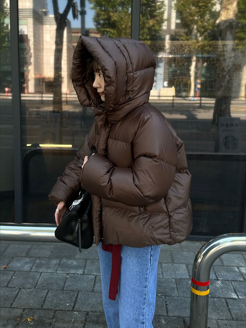 韓女冬天羽絨外套穿搭「不顯腫」秘訣藏在這！漆面款是今年關鍵字、上短下長比例直接瘦一圈！-13