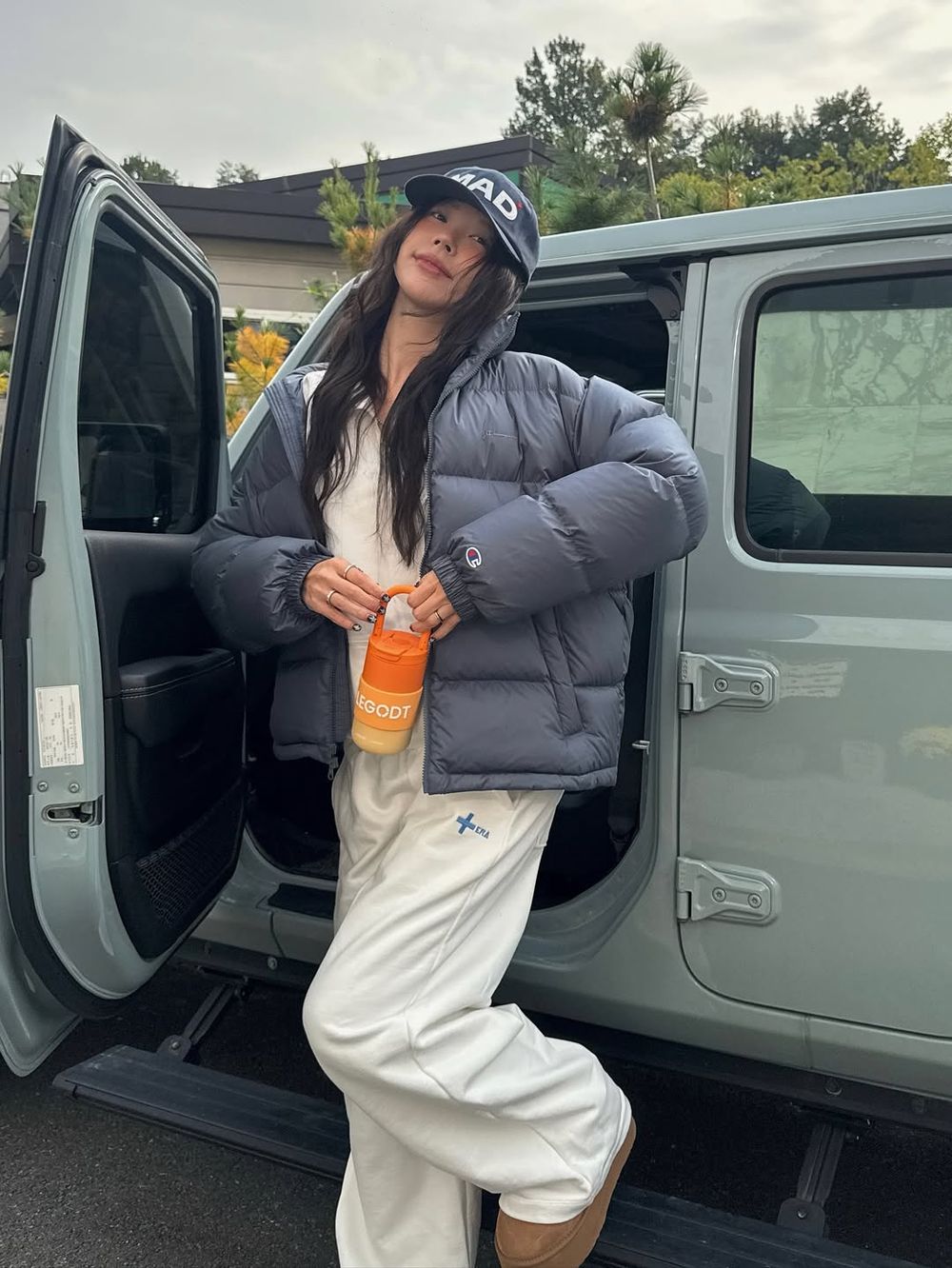 韓女冬天羽絨外套穿搭「不顯腫」秘訣藏在這！漆面款是今年關鍵字、上短下長比例直接瘦一圈！-14