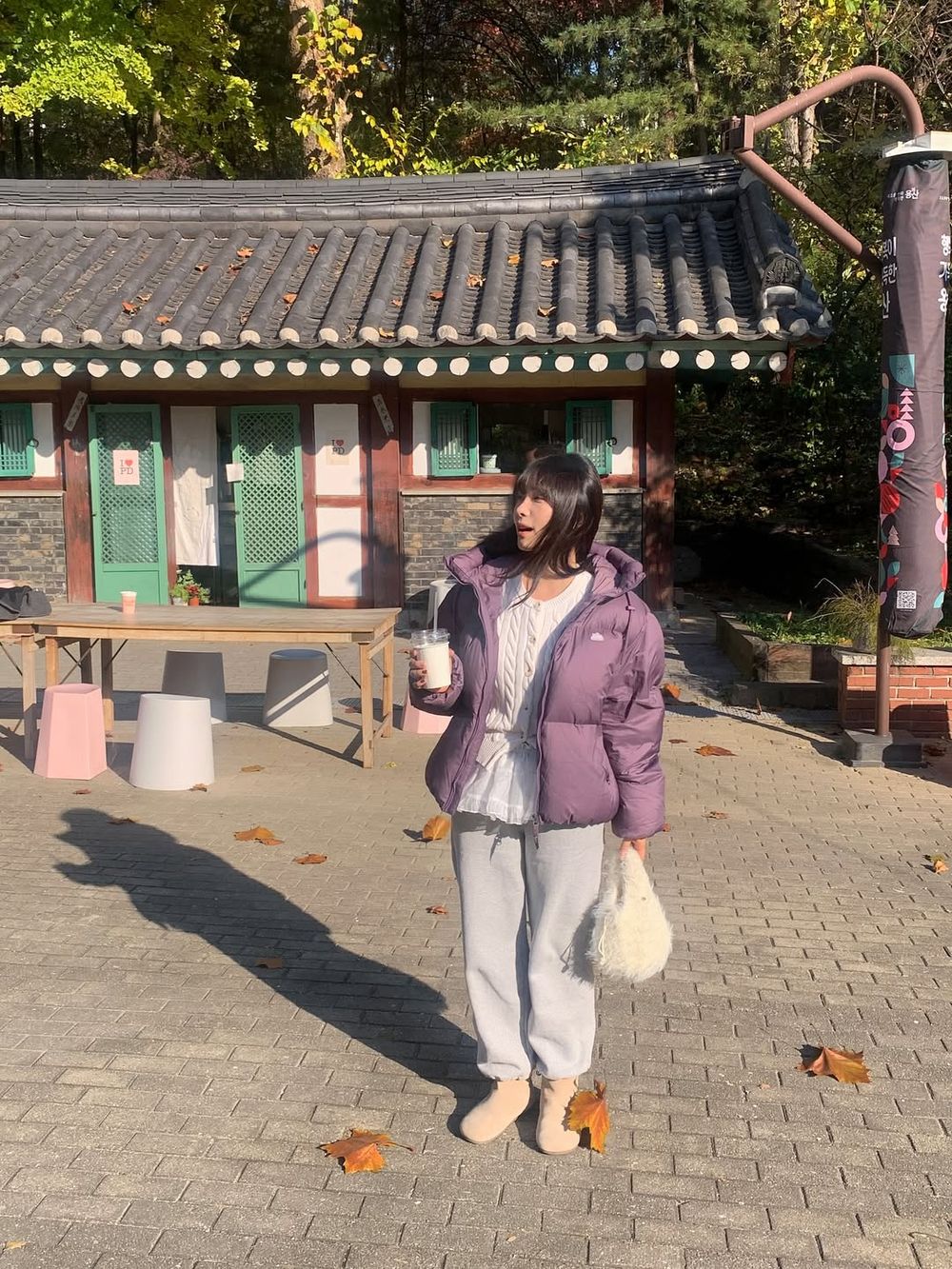 韓女冬天羽絨外套穿搭「不顯腫」秘訣藏在這！漆面款是今年關鍵字、上短下長比例直接瘦一圈！-15