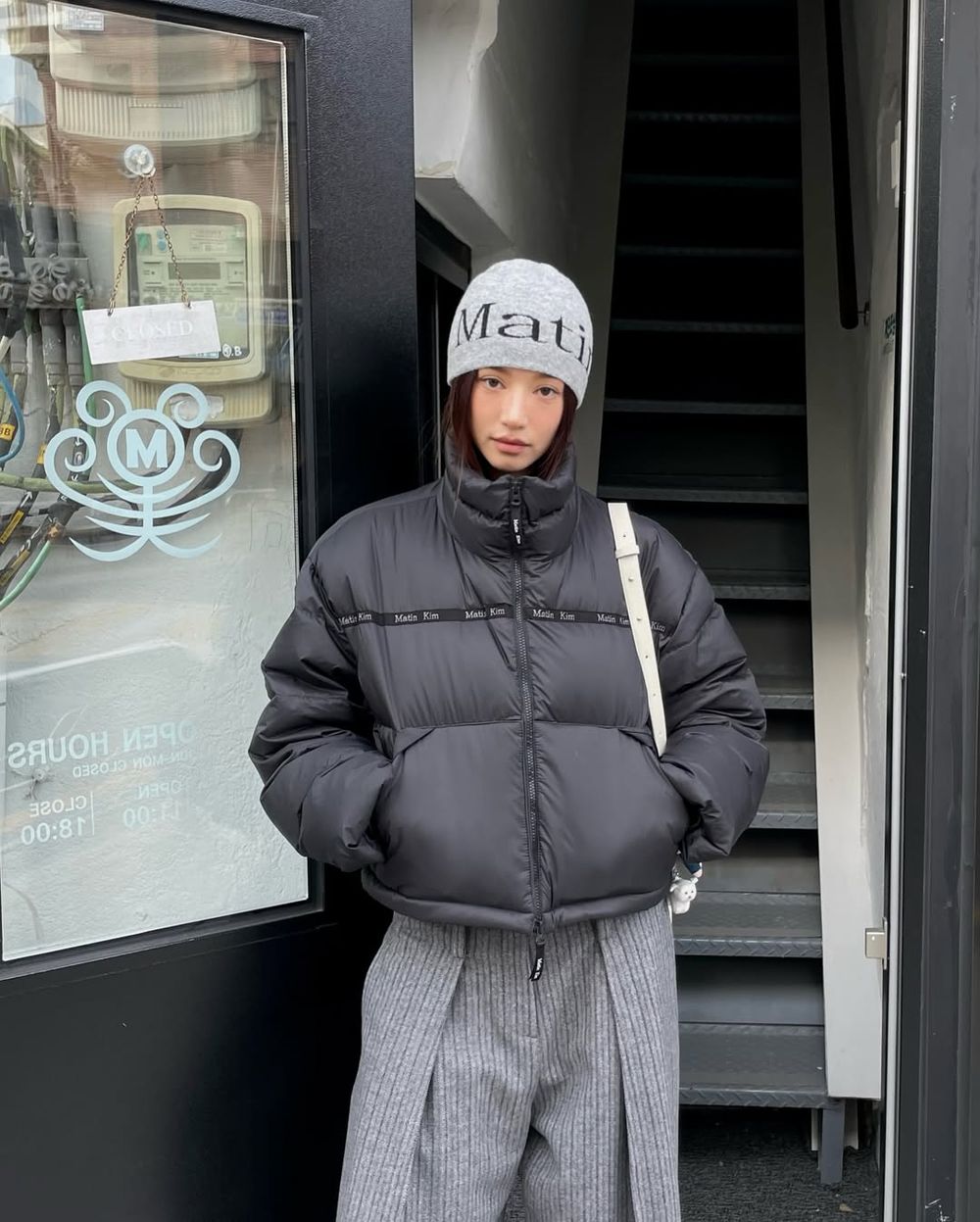 韓女冬天羽絨外套穿搭「不顯腫」秘訣藏在這！漆面款是今年關鍵字、上短下長比例直接瘦一圈！-17