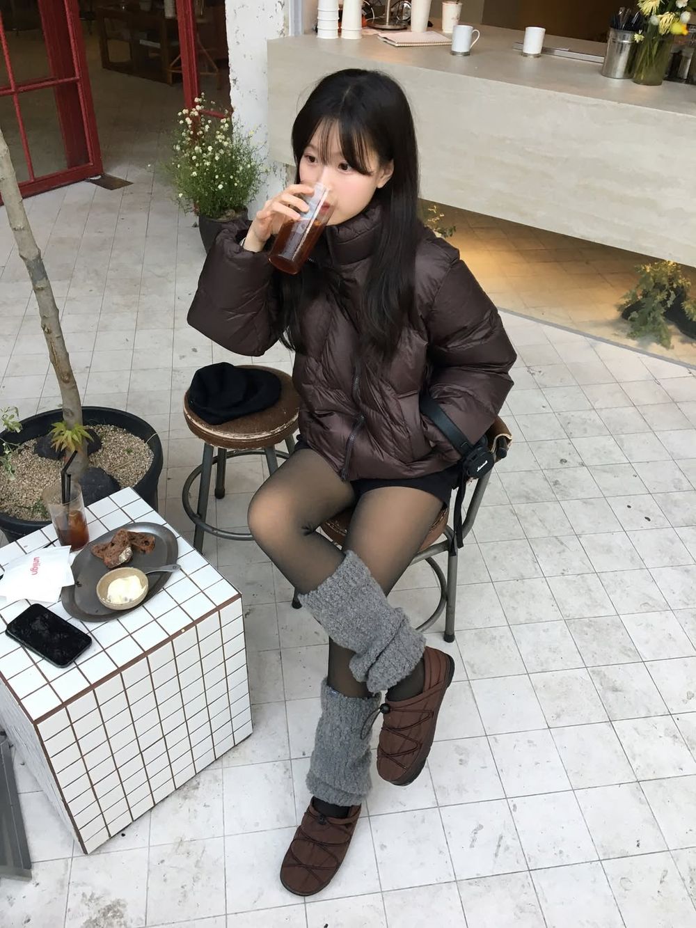 韓女冬天羽絨外套穿搭「不顯腫」秘訣藏在這！漆面款是今年關鍵字、上短下長比例直接瘦一圈！-19