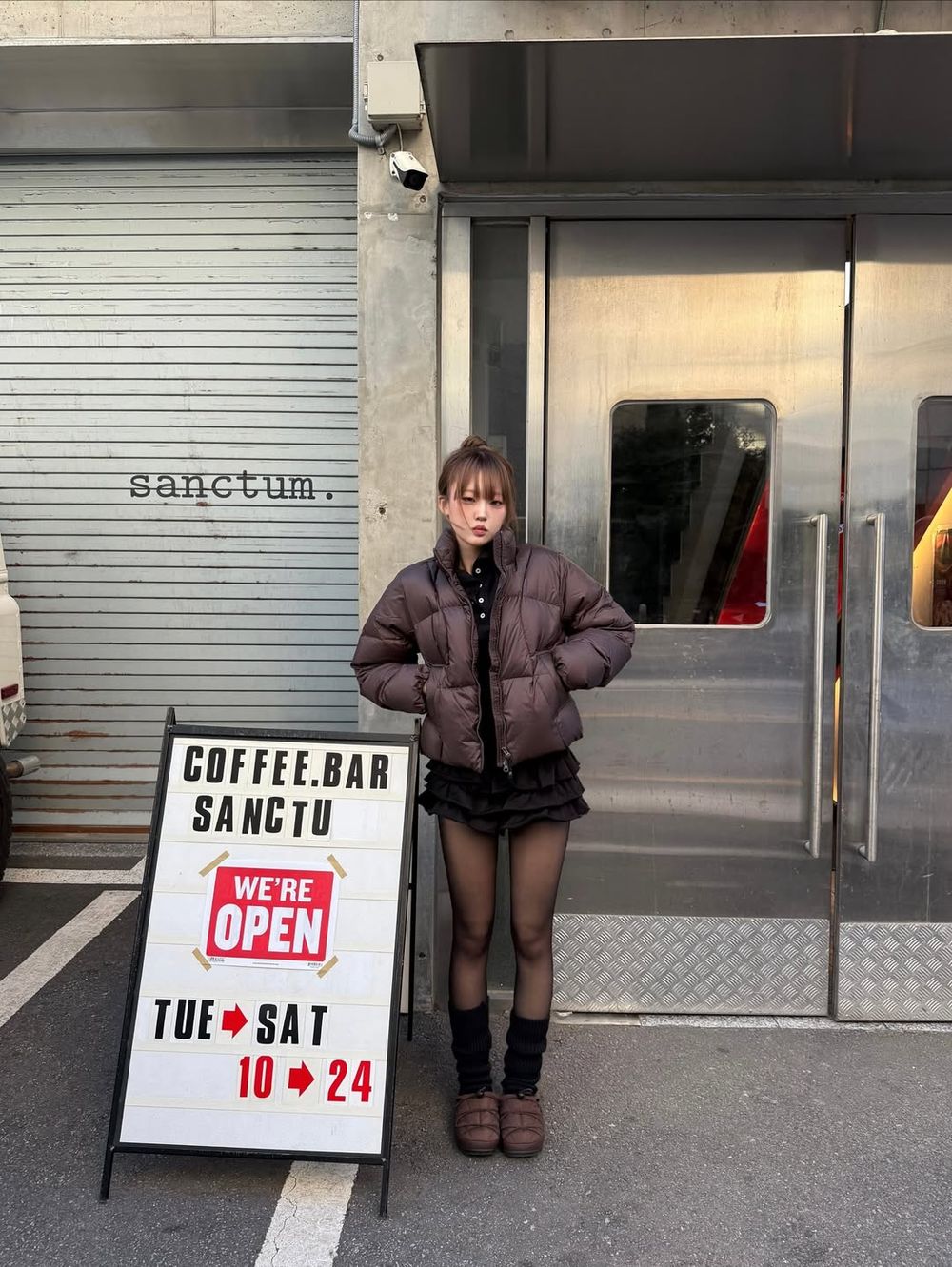 韓女冬天羽絨外套穿搭「不顯腫」秘訣藏在這！漆面款是今年關鍵字、上短下長比例直接瘦一圈！-18