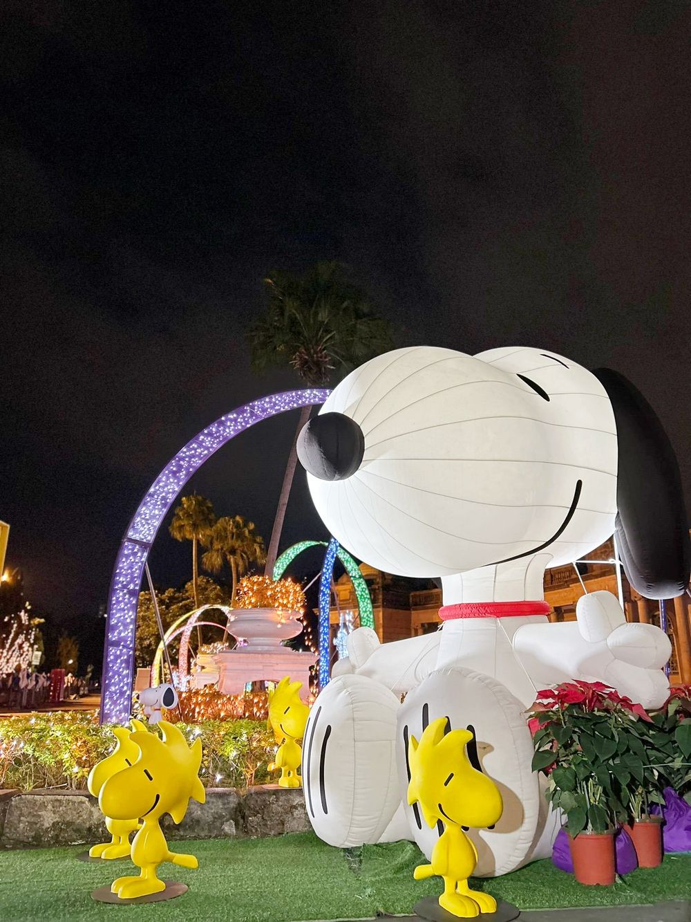 史努比在信義區！超巨大「史努比、歐拉夫、貝兒」充氣氣偶現身市政府，還有Q翻糊塗塌客燈飾要拍！-2