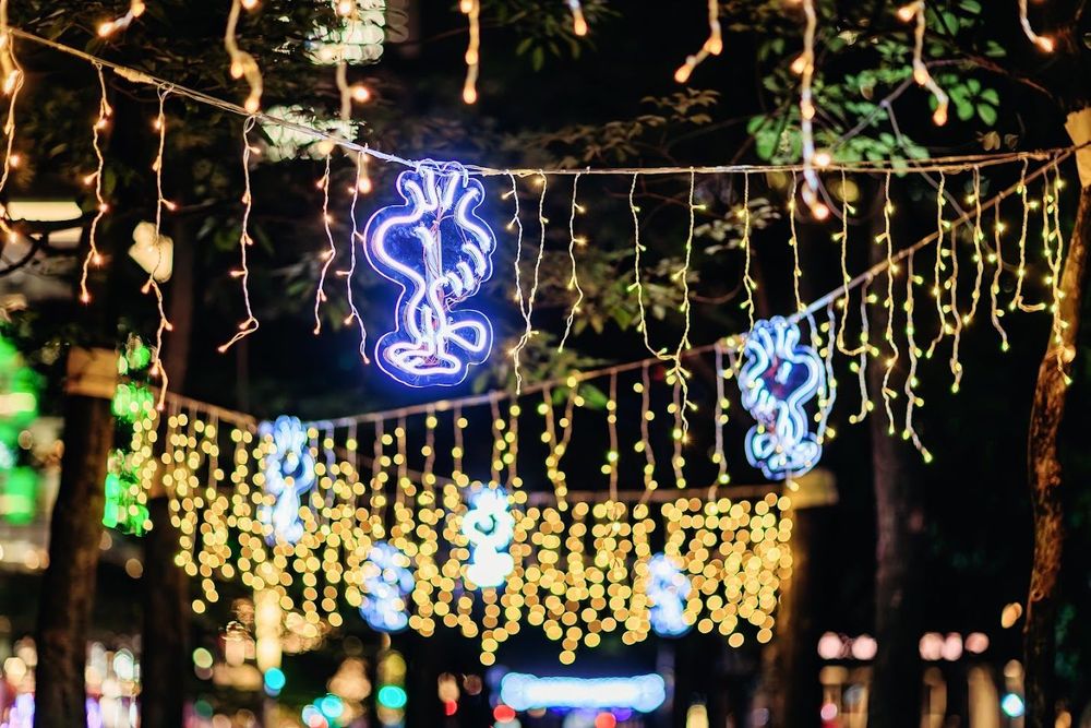 史努比在信義區！超巨大「史努比、歐拉夫、貝兒」充氣氣偶現身市政府，還有Q翻糊塗塌客燈飾要拍！-3