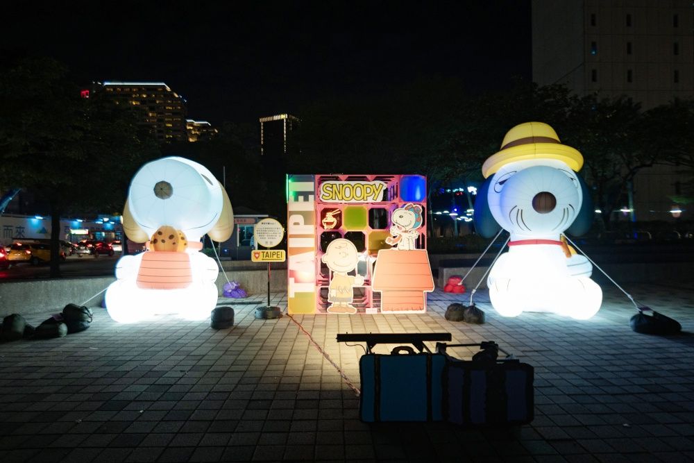 史努比在信義區！超巨大「史努比、歐拉夫、貝兒」充氣氣偶現身市政府，還有Q翻糊塗塌客燈飾要拍！-8