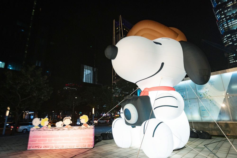 史努比在信義區！超巨大「史努比、歐拉夫、貝兒」充氣氣偶現身市政府，還有Q翻糊塗塌客燈飾要拍！-6