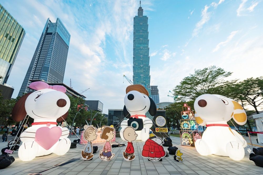 史努比在信義區！超巨大「史努比、歐拉夫、貝兒」充氣氣偶現身市政府，還有Q翻糊塗塌客燈飾要拍！-4