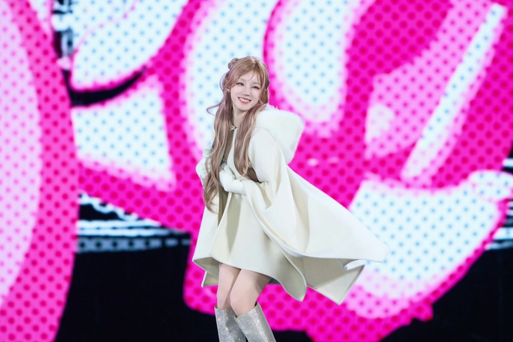 宋雨琦化身冬季精靈！FENDI全新「斗篷、披肩」太美！連帽白披風超夢幻、老花款成粉絲最愛！-8