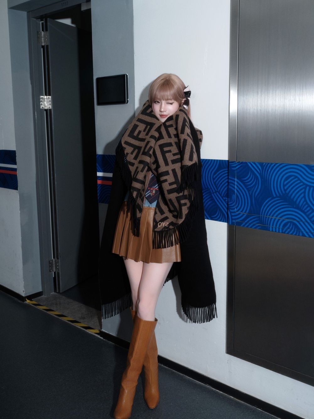 宋雨琦化身冬季精靈！FENDI全新「斗篷、披肩」太美！連帽白披風超夢幻、老花款成粉絲最愛！-9