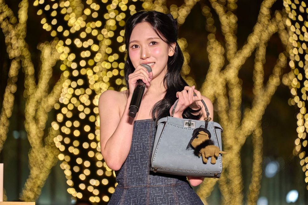 Mina名井南美得發光！「不科學公主神顏」驚豔日本聖誕點燈！牛仔裙＋Peekaboo美翻全場！-3