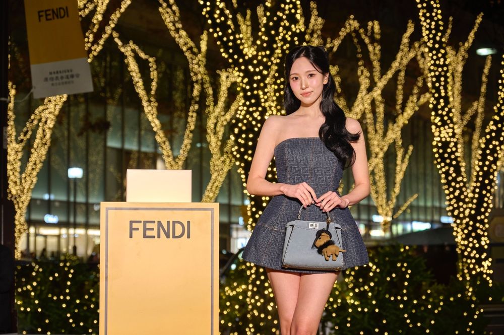 Mina名井南美得發光！「不科學公主神顏」驚豔日本聖誕點燈！牛仔裙＋Peekaboo美翻全場！-2