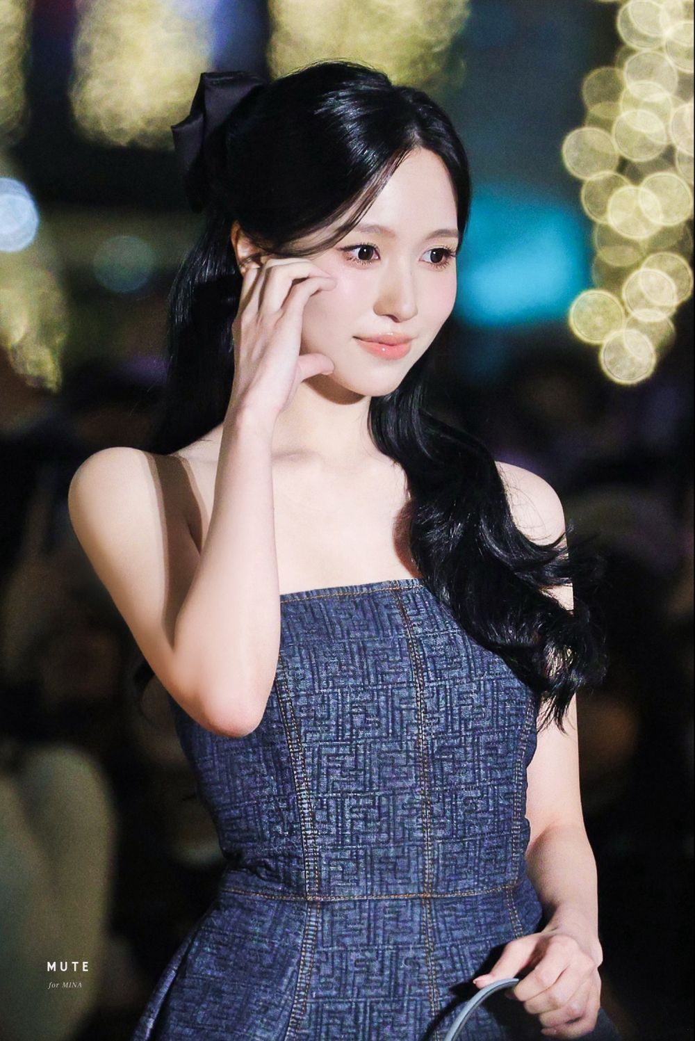 Mina名井南美得發光！「不科學公主神顏」驚豔日本聖誕點燈！牛仔裙＋Peekaboo美翻全場！-4