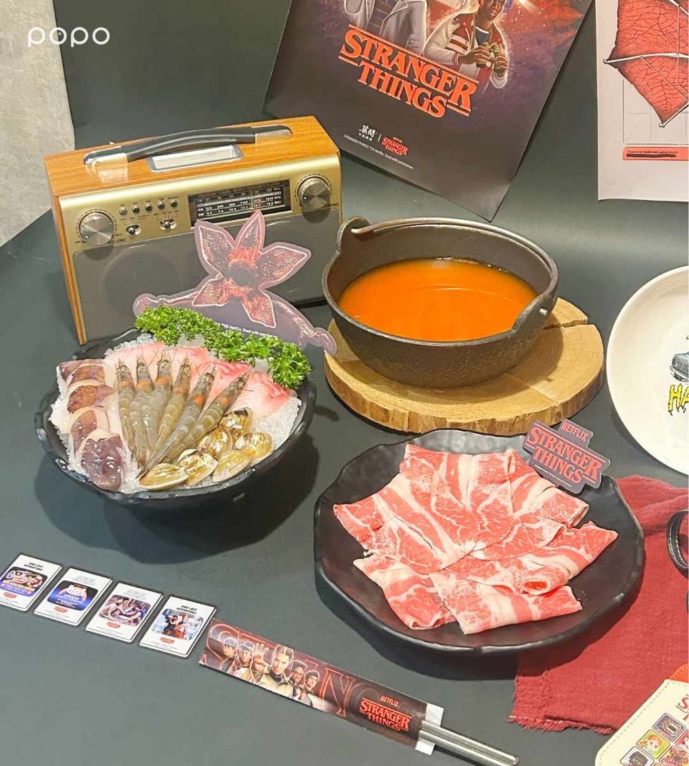 築間火鍋跟《怪奇物語》聯名了！限定套餐辛味噌湯底+海陸拼盤太奢華、還有海報&證件套要收藏！-5