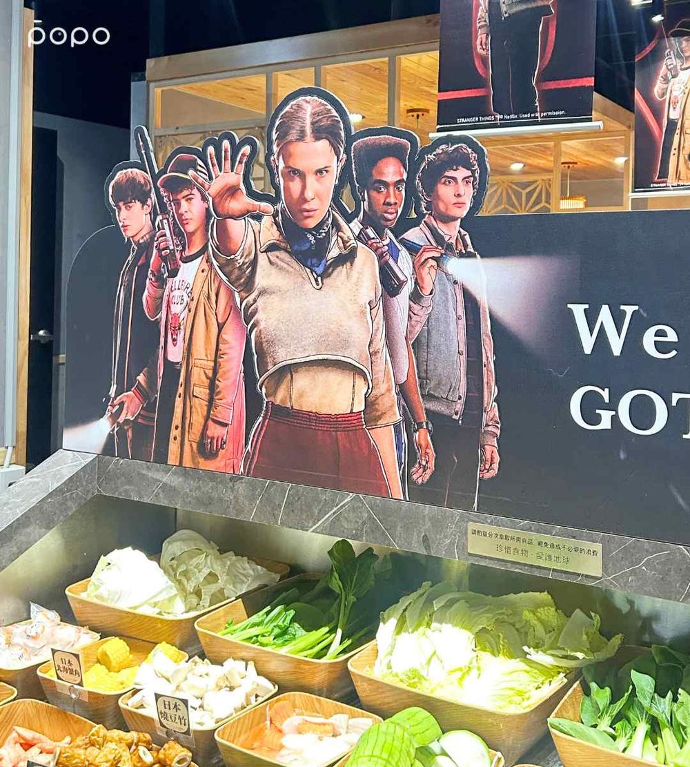 築間火鍋跟《怪奇物語》聯名了！限定套餐辛味噌湯底+海陸拼盤太奢華、還有海報&證件套要收藏！-1