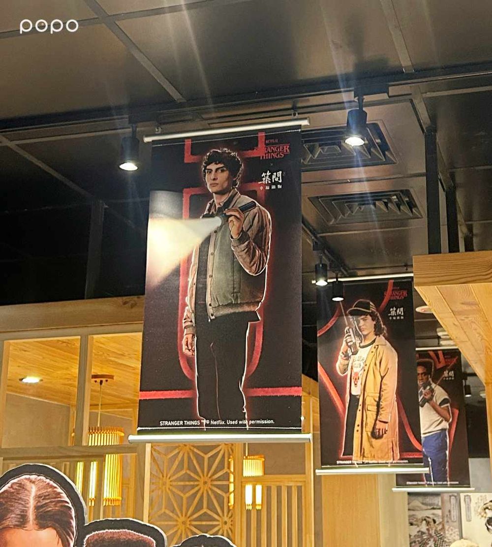 築間火鍋跟《怪奇物語》聯名了！限定套餐辛味噌湯底+海陸拼盤太奢華、還有海報&證件套要收藏！-2