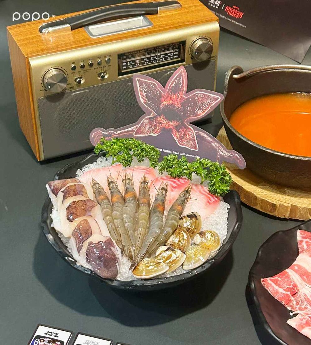 築間火鍋跟《怪奇物語》聯名了！限定套餐辛味噌湯底+海陸拼盤太奢華、還有海報&證件套要收藏！-4
