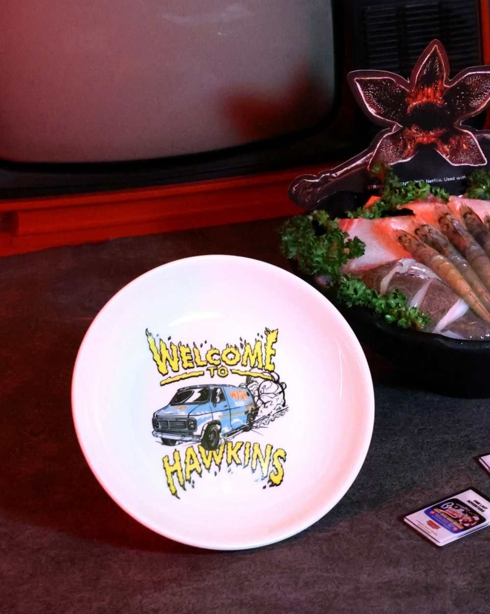 築間火鍋跟《怪奇物語》聯名了！限定套餐辛味噌湯底+海陸拼盤太奢華、還有海報&證件套要收藏！-12