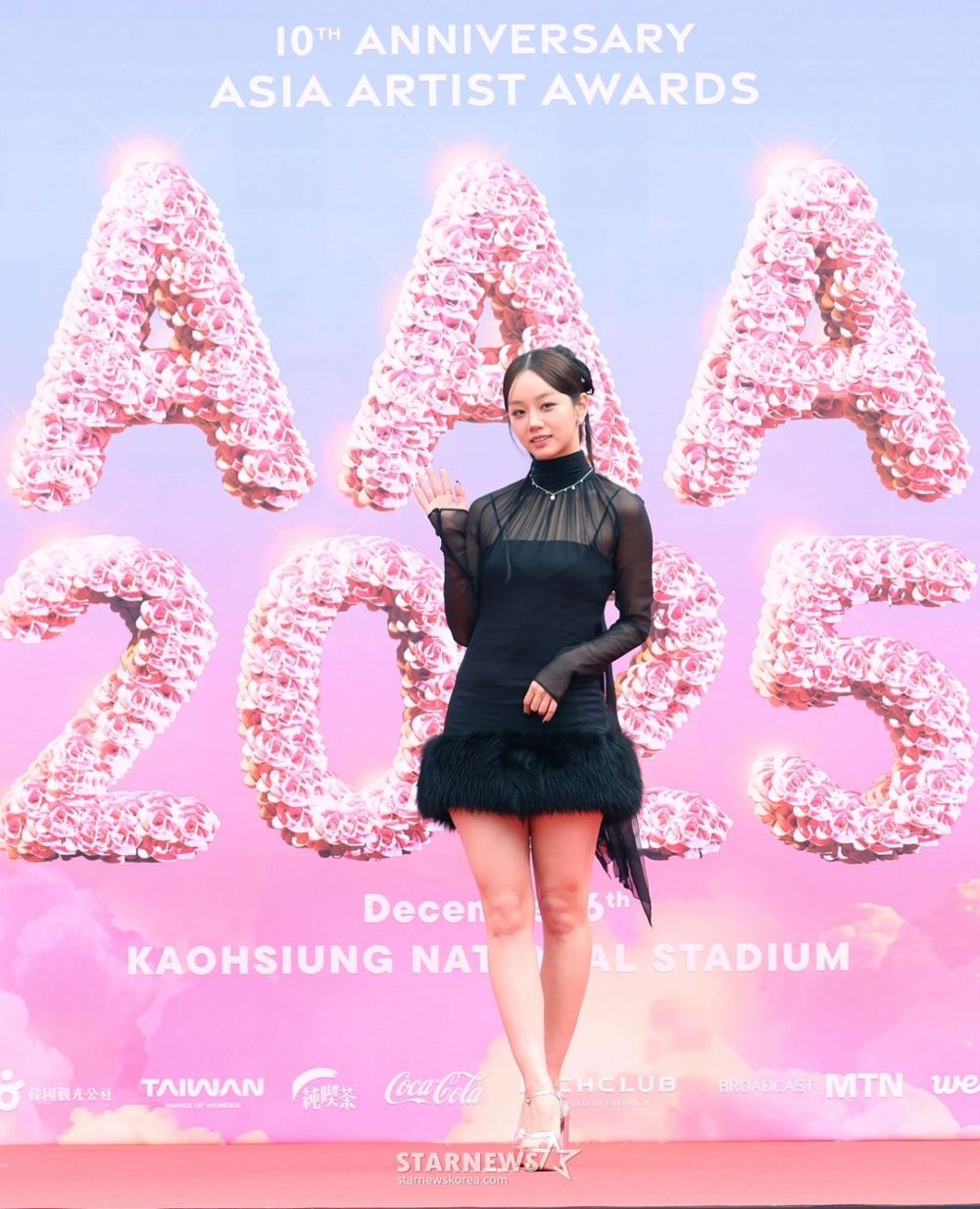 2025AAA頒獎典禮紅毯直擊！金裕貞最美黑天鵝、舒華女人味爆棚，張員瑛手挽李俊昊、全場最養眼MVP！-3