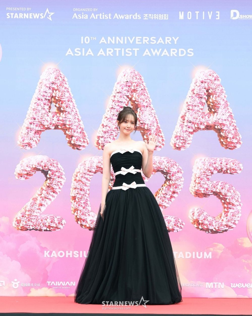 2025AAA頒獎典禮紅毯直擊！金裕貞最美黑天鵝、舒華女人味爆棚，張員瑛手挽李俊昊、全場最養眼MVP！-9