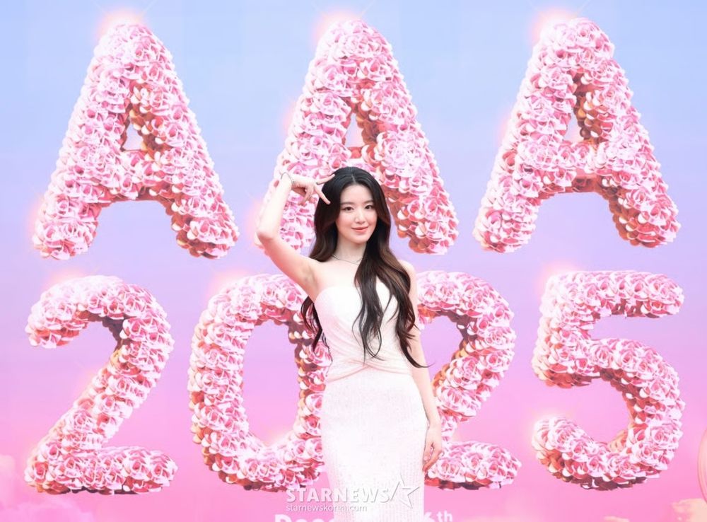 2025AAA頒獎典禮紅毯直擊！金裕貞最美黑天鵝、舒華女人味爆棚，張員瑛手挽李俊昊、全場最養眼MVP！-11