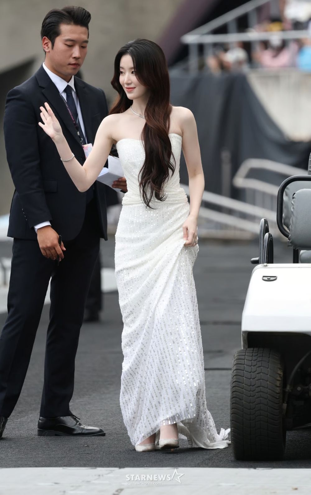 2025AAA頒獎典禮紅毯直擊！金裕貞最美黑天鵝、舒華女人味爆棚，張員瑛手挽李俊昊、全場最養眼MVP！-13