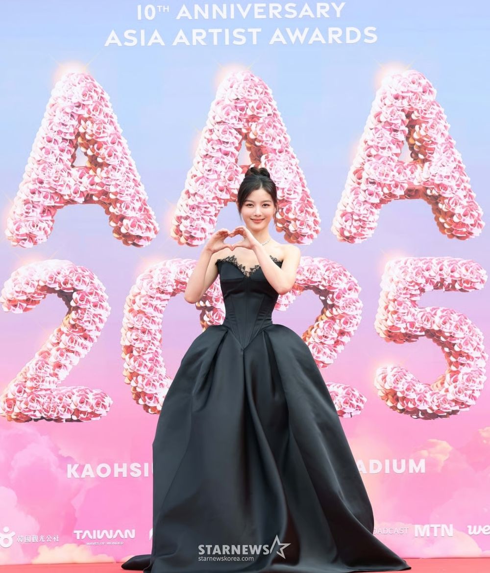 2025AAA頒獎典禮紅毯直擊！金裕貞最美黑天鵝、舒華女人味爆棚，張員瑛手挽李俊昊、全場最養眼MVP！-15