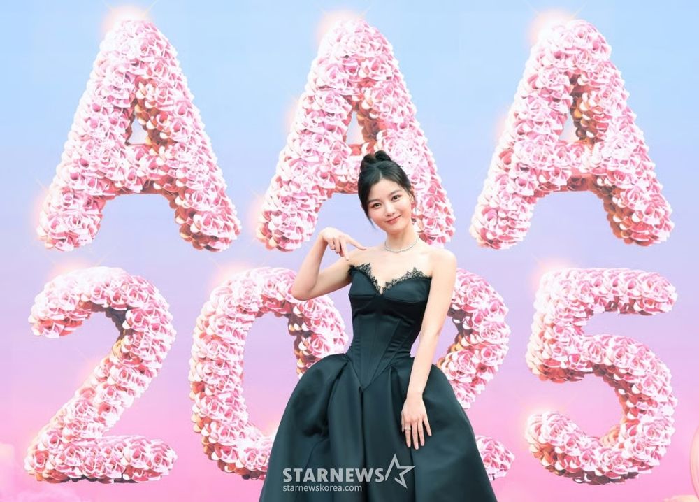 2025AAA頒獎典禮紅毯直擊！金裕貞最美黑天鵝、舒華女人味爆棚，張員瑛手挽李俊昊、全場最養眼MVP！-16