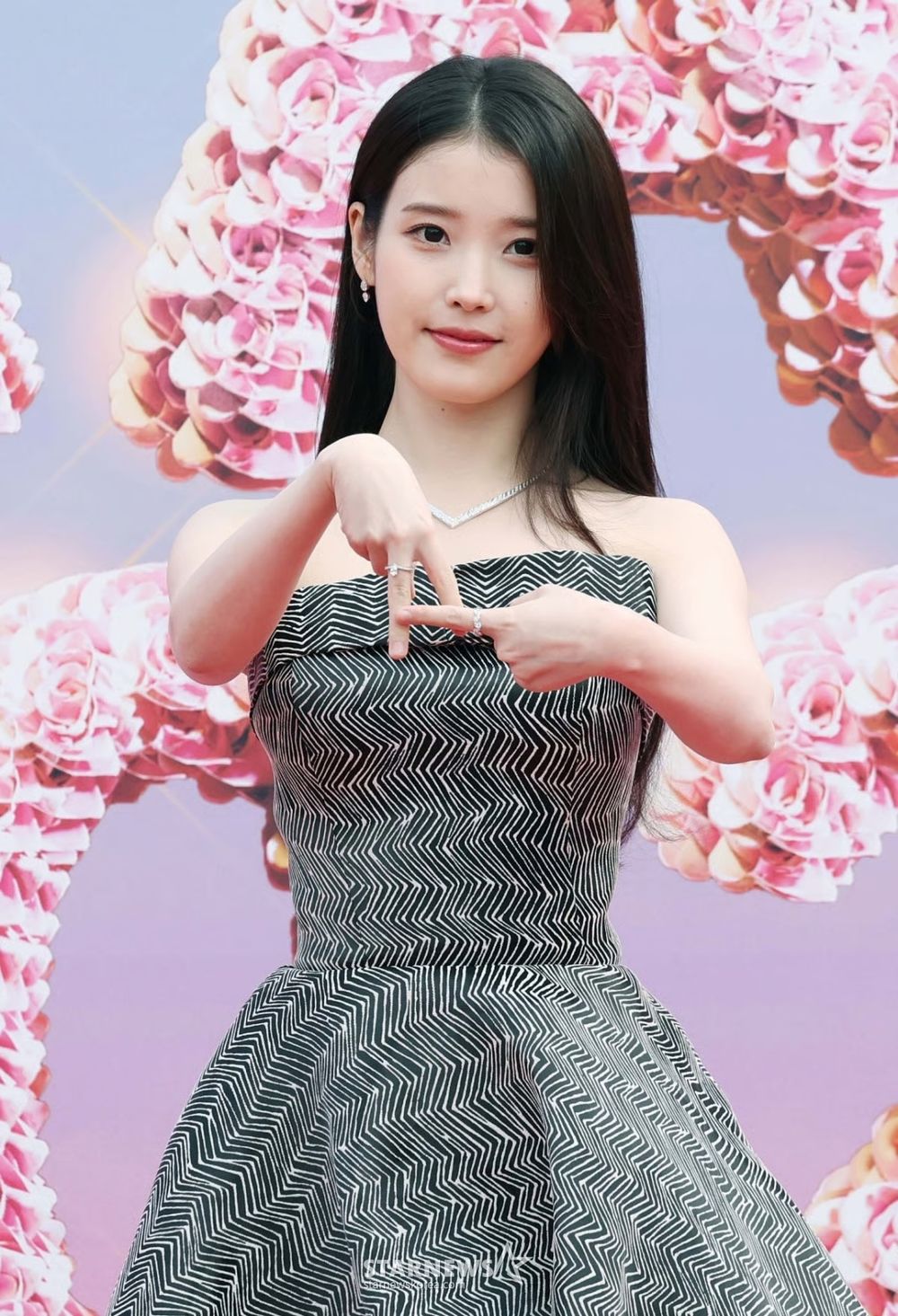 2025AAA頒獎典禮紅毯直擊！金裕貞最美黑天鵝、舒華女人味爆棚，張員瑛手挽李俊昊、全場最養眼MVP！-18