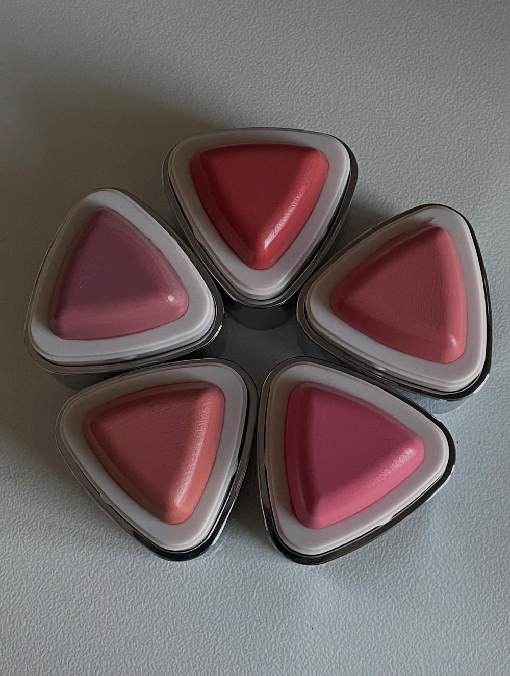 比水光更美的澎潤光！爆紅唇頰兩用「印章布丁光腮紅」，韓女化妝包都有這顆、鬆弛感裸妝必備！-13