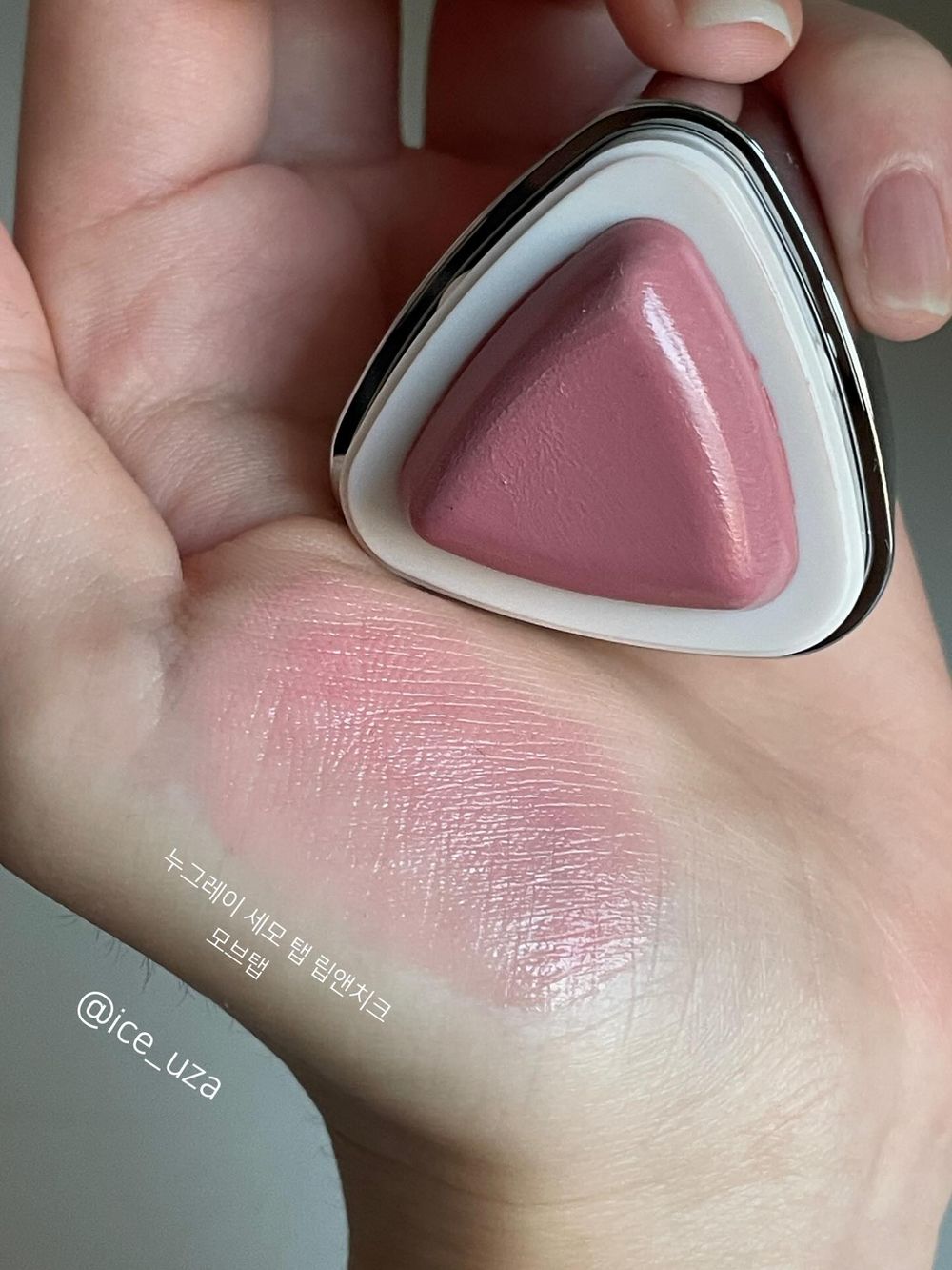 比水光更美的澎潤光！爆紅唇頰兩用「印章布丁光腮紅」，韓女化妝包都有這顆、鬆弛感裸妝必備！-18