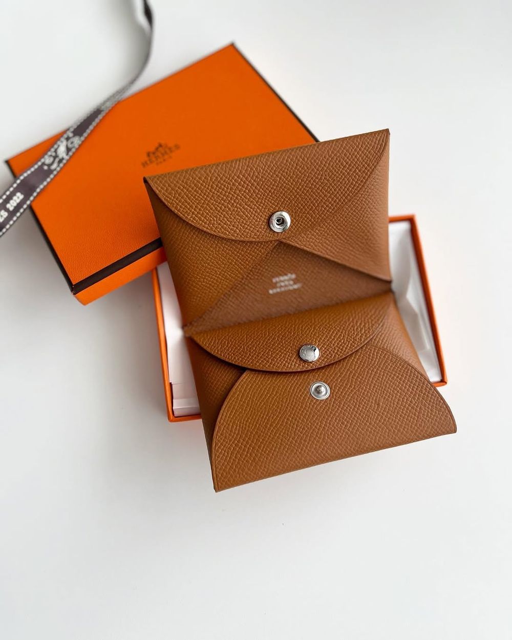 入門精品首選小皮件！年末最值得入手8款「奢牌卡夾、短夾」！CELINE、MIU MIU榮登日妞最愛-11