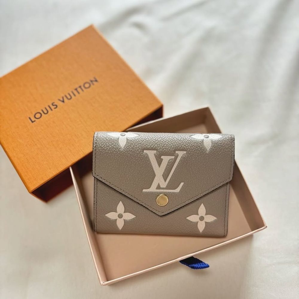 入門精品首選小皮件！年末最值得入手8款「奢牌卡夾、短夾」！CELINE、MIU MIU榮登日妞最愛-13