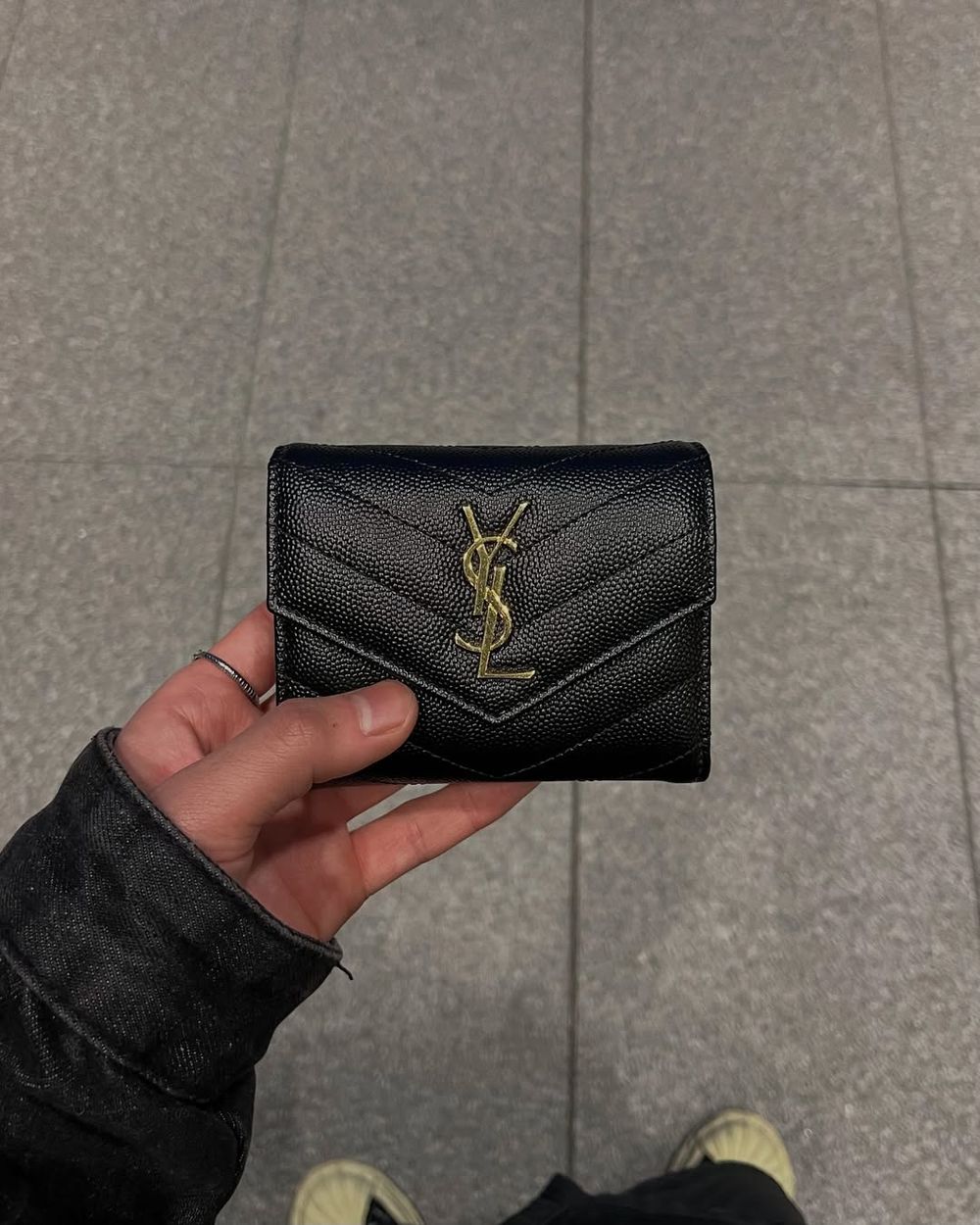 入門精品首選小皮件！年末最值得入手8款「奢牌卡夾、短夾」！CELINE、MIU MIU榮登日妞最愛-15