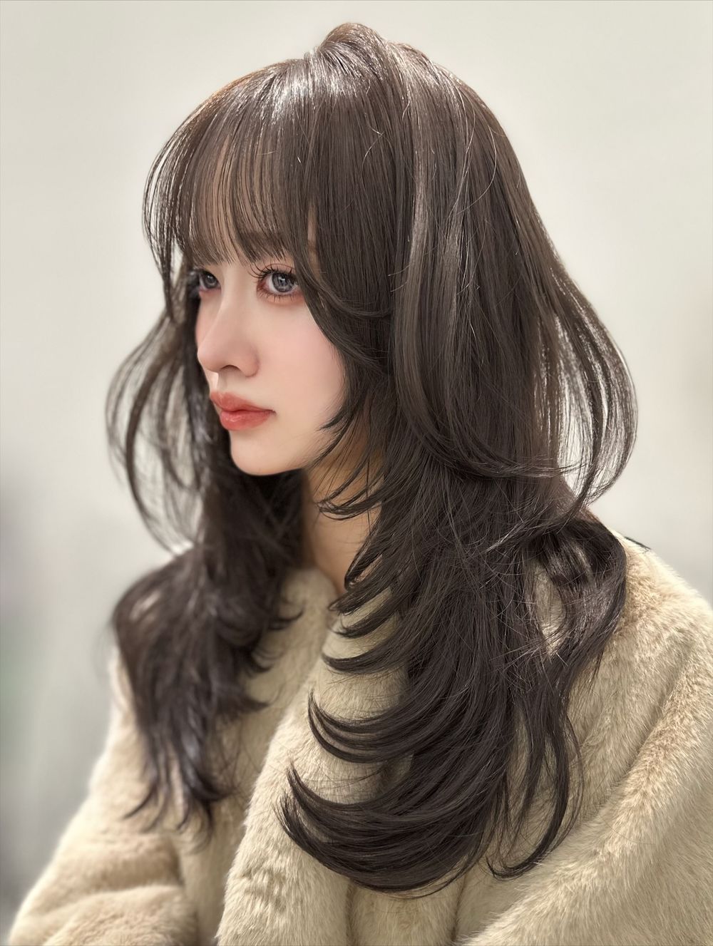 2025韓國冬季髮色圖鑑！奶霧榛果、奶茶楓糖、霧光銀棕...，全是柔霧顯白色精選、零失誤韓系氛圍感！-3