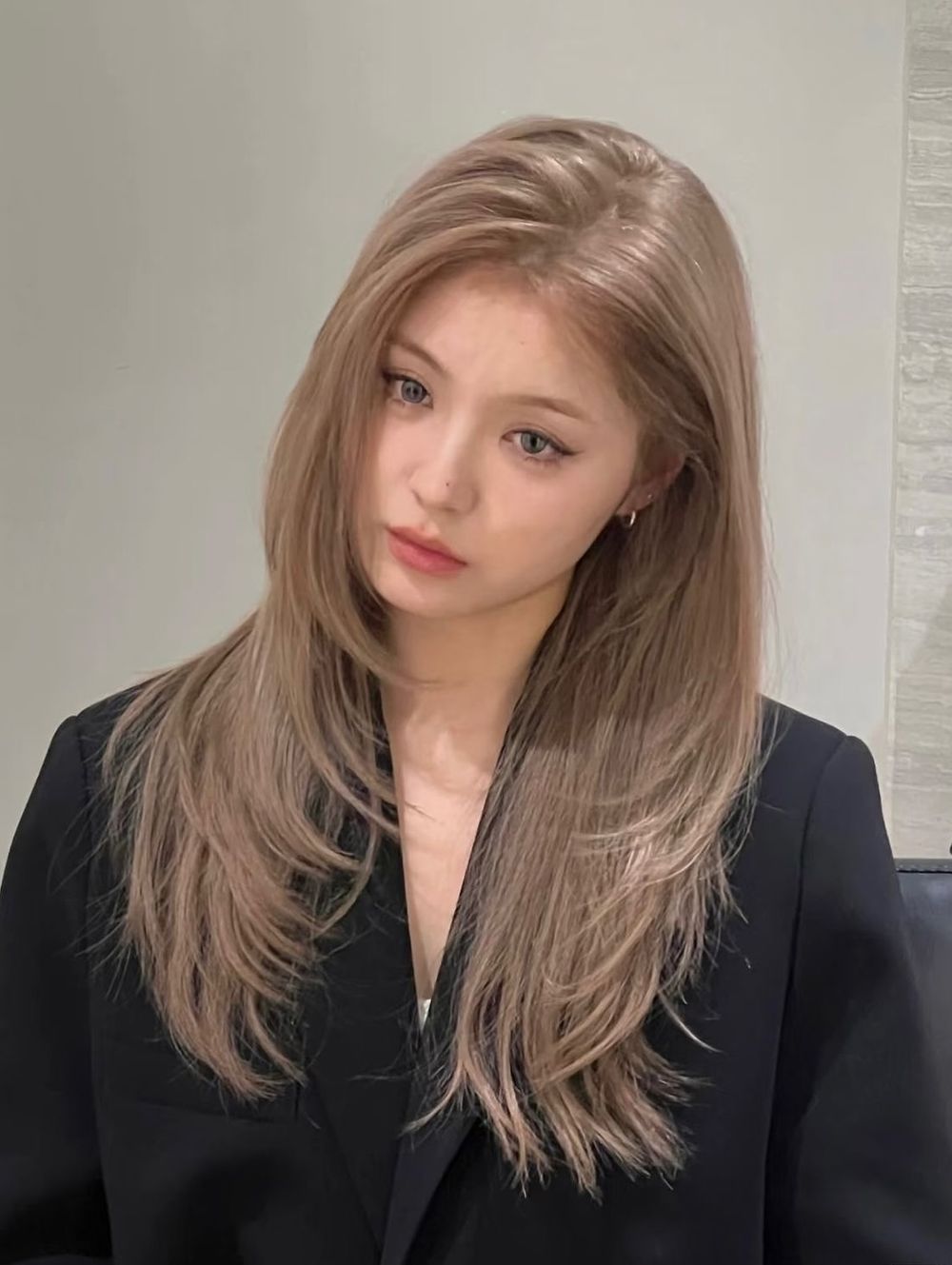 2025韓國冬季髮色圖鑑！奶霧榛果、奶茶楓糖、霧光銀棕...，全是柔霧顯白色精選、零失誤韓系氛圍感！-9