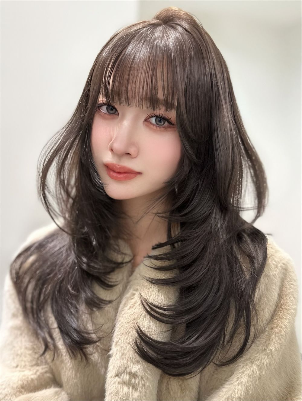 2025韓國冬季髮色圖鑑！奶霧榛果、奶茶楓糖、霧光銀棕...，全是柔霧顯白色精選、零失誤韓系氛圍感！-2