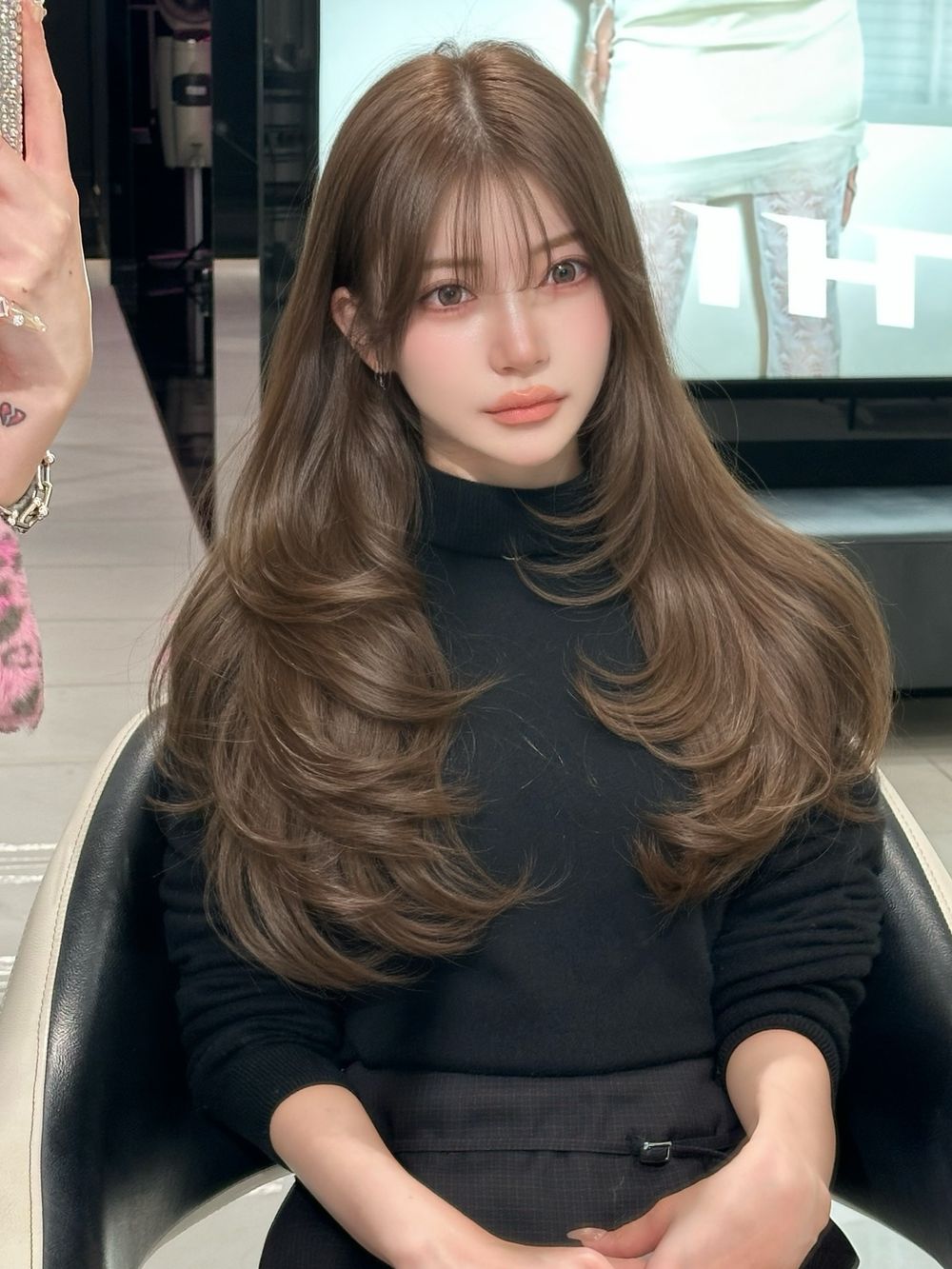 2025韓國冬季髮色圖鑑！奶霧榛果、奶茶楓糖、霧光銀棕...，全是柔霧顯白色精選、零失誤韓系氛圍感！-4