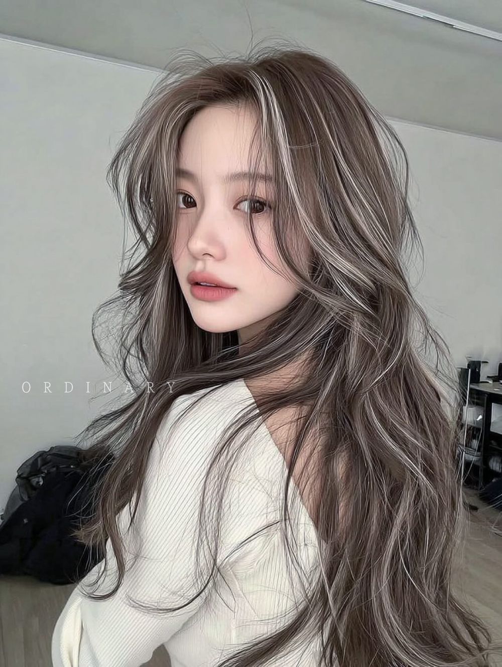 2025韓國冬季髮色圖鑑！奶霧榛果、奶茶楓糖、霧光銀棕...，全是柔霧顯白色精選、零失誤韓系氛圍感！-5