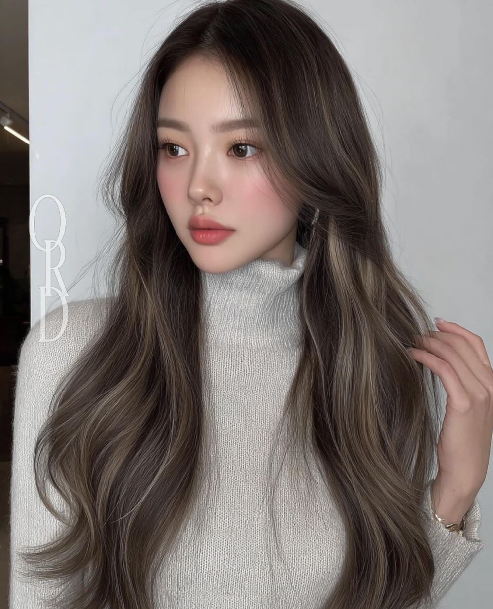 2025韓國冬季髮色圖鑑！奶霧榛果、奶茶楓糖、霧光銀棕...，全是柔霧顯白色精選、零失誤韓系氛圍感！-6